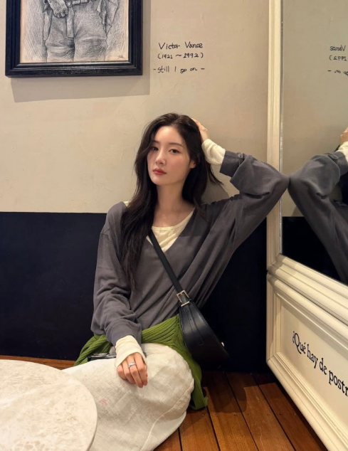 평범한 가을 코디가 달라지는 정채연 니트 활용법