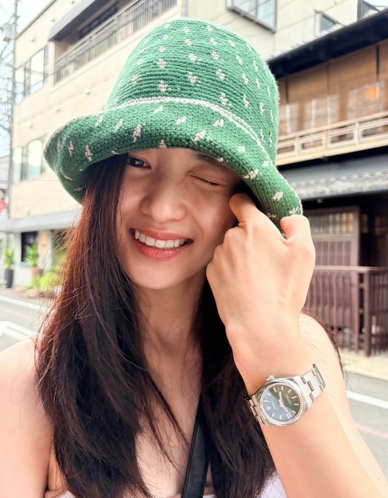 金泰梨的年齡是真的嗎？童顏太驚人，旅行穿搭綠色漁夫帽造型