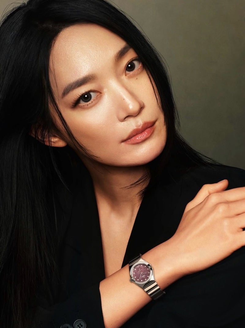 “시계 하나가 분위기를 다했네…” 신민아 손목에서 빛난 오메가 정체