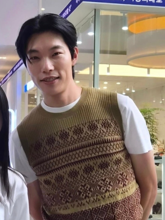 사복 장인 류준열도 실패...? 호불호 갈린 고가 명품 조끼 패션