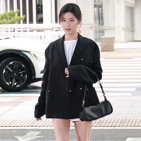 "물광이야,, 땀이야?" 너무 더워 보였다는 정소민 공항룩