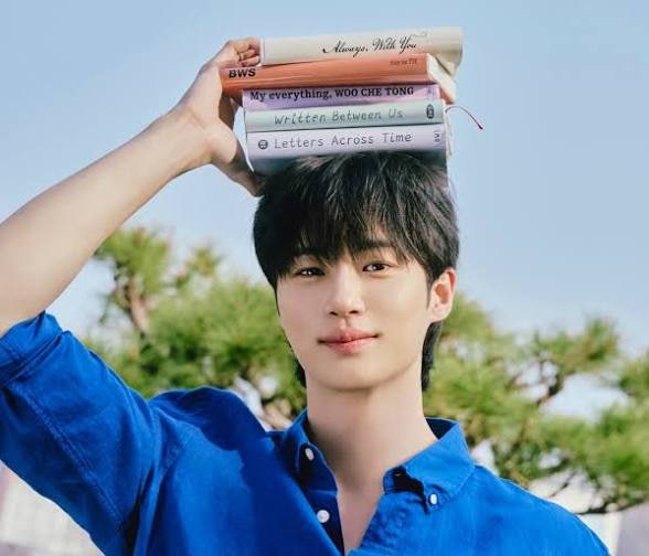 Byeon Woo-seok and Kim Hye-yoon Show Enduring Friendship with Coffee Truck Support
