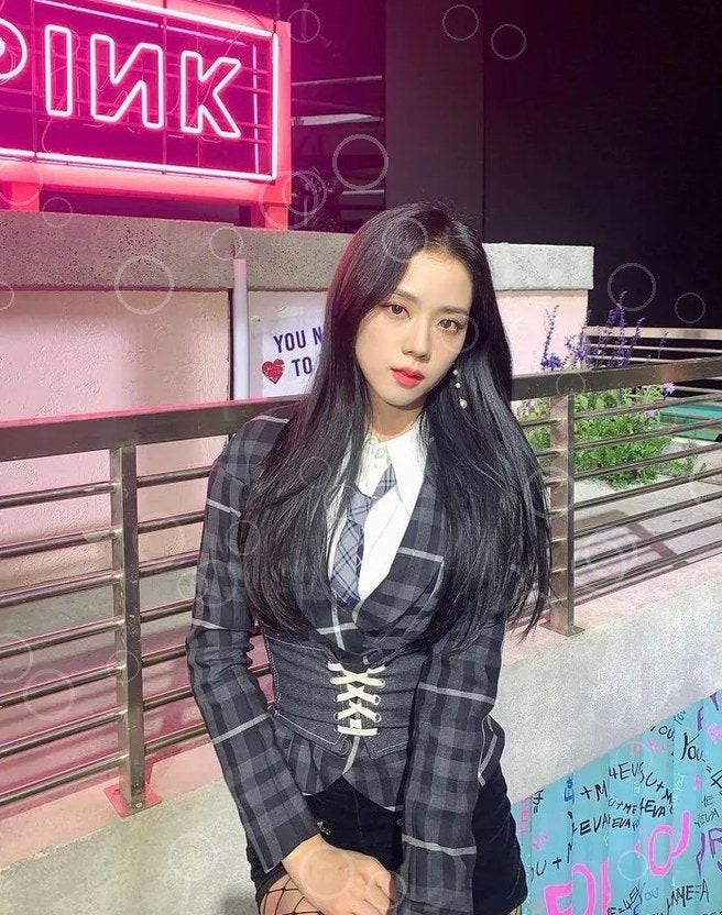 "곰인형 로봇 품에 안은 지수, '클릭' 한 번에 전 세계가 멈췄다"