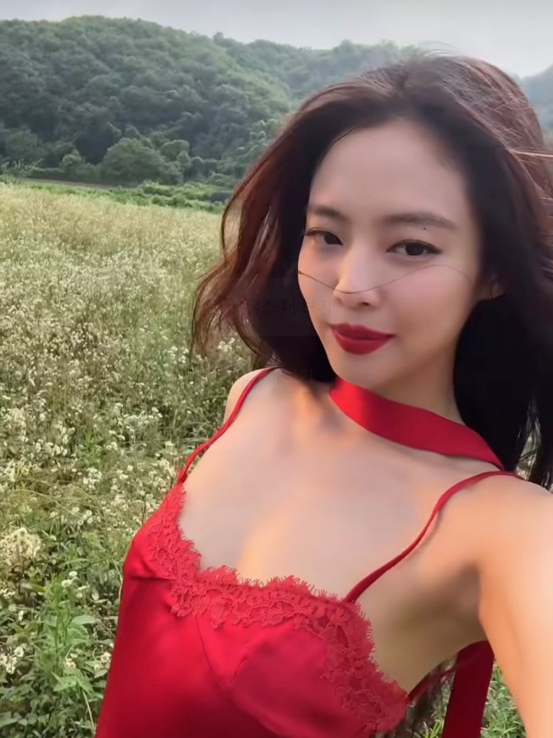 제니 ‘Fallen Angel’, 이렇게 강렬하다니… 대담한 레드 룩 공개