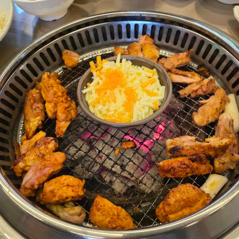 아침고요수목원 필수 코스 '소문난 닭갈비' 숯불향 가득 닭갈비에 치즈 푹 찍어 먹는 꿀조합 ....