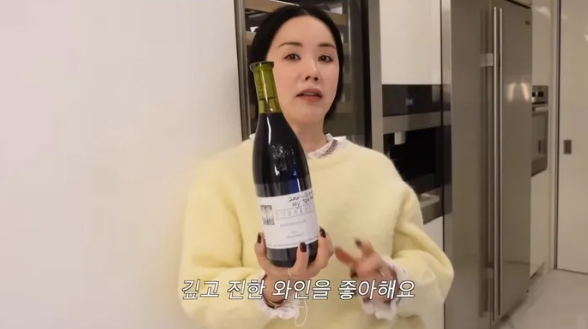 "양손에 휴대폰 들고" 송혜교가 찍은 사람, 엄정화 와인파티 현장