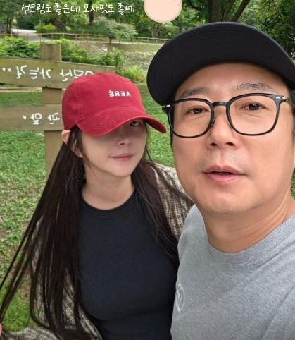 李壽根♥朴智妍，腎臟再移植一年後公開的夫妻近況...燦爛笑容與手指愛心