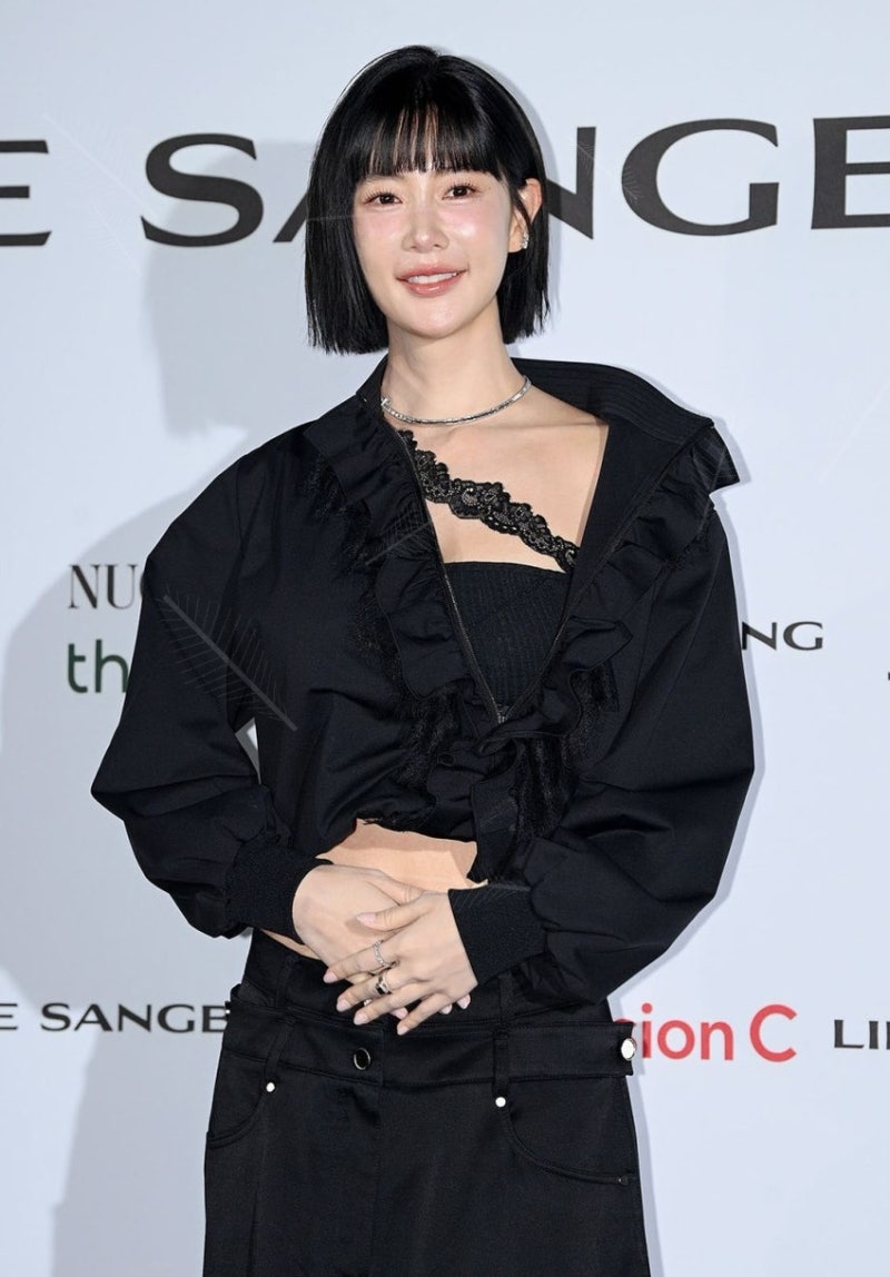 "38세 맞아?" 클라라, 이상봉 쇼 등장에 외신 기자들도 셔터 연사…현장에서 나온 말이 소름