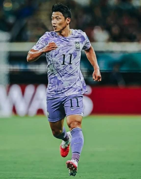 [오피셜] 韓 축구 대형 경사! '황소' 황희찬, 이적시장 막판 극적으로 울버햄튼 탈출→샬케 임....