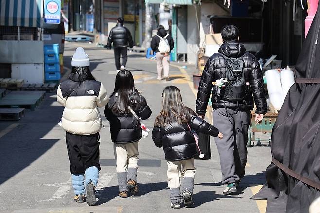 육아휴직 작은 회사는 왜 더 어려울까? 동료 지원금 월 최대 60만원인데 집행률 19%