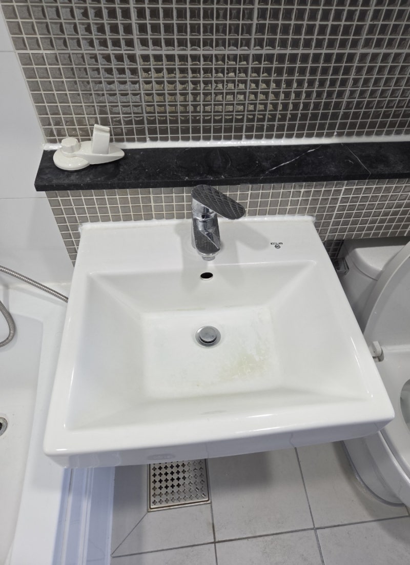 셀프 인테리어 화장실 수전·수건걸이·휴지걸이·선반 교체 욕실 분위기 바꿔보기...(내돈내....
