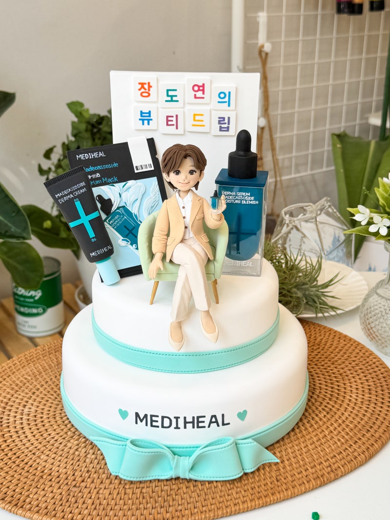 메디힐 장도연의 뷰티드립 선물｜신제품 론칭을 담은 2단 모형 피규어 케이크