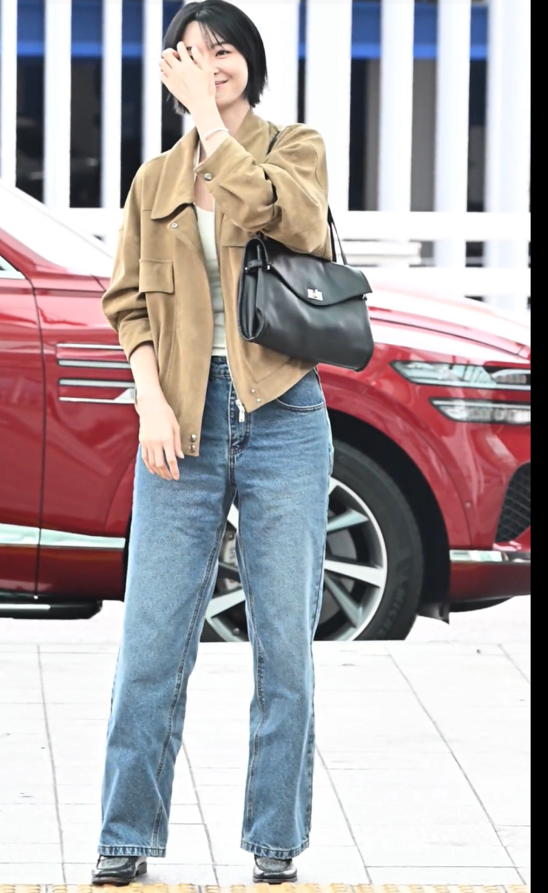 권나라, 인천공항 출국길 화제…스웨이드 재킷과 와이드 데님으로 만든 가을 캐주얼룩