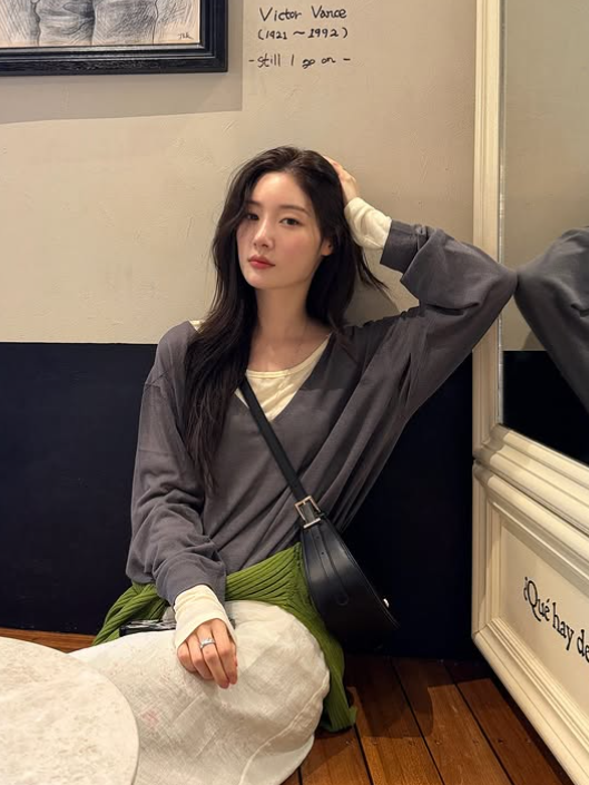 요즘 여자 아이돌들이 똑같이 입는다는 초가을 딥 브이넥 니트 코디
