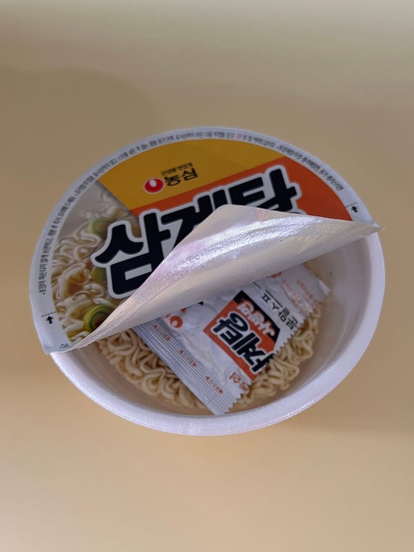 농심 삼계탕 사발면 솔직후기! 큼직한 닭고기 건더기와 인삼향 (455kcal 100g)