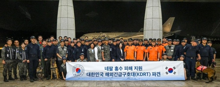 홍수 덮친 네팔, 새벽 하늘에 나타난 한국의 '거대한 날개'…공중급....