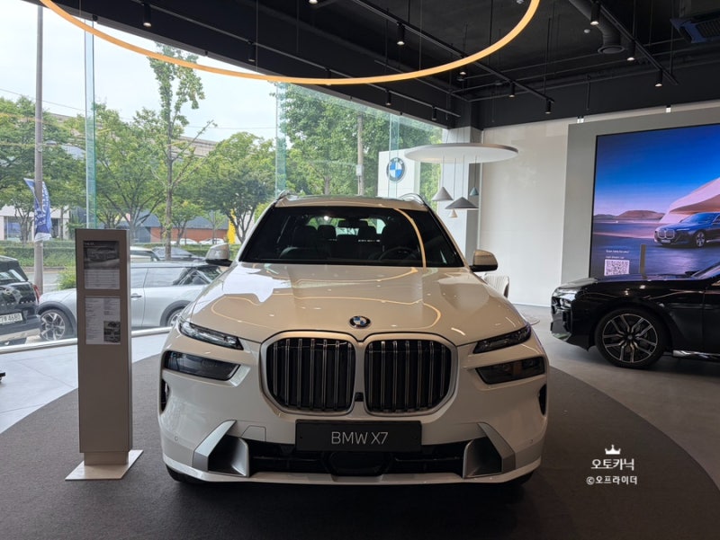 "BMW X7 xDrive40i 직접 보니 압도적, 벤츠 GLS 대신 살 만할까?(실물리뷰)"