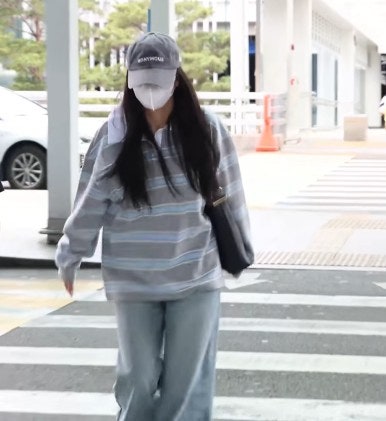 BLACKPINK Jisoo's Effortlessly Chic Style! Info on Her Striped Shirt & Casual Backpack in Airport Fashion (Not Dior!)