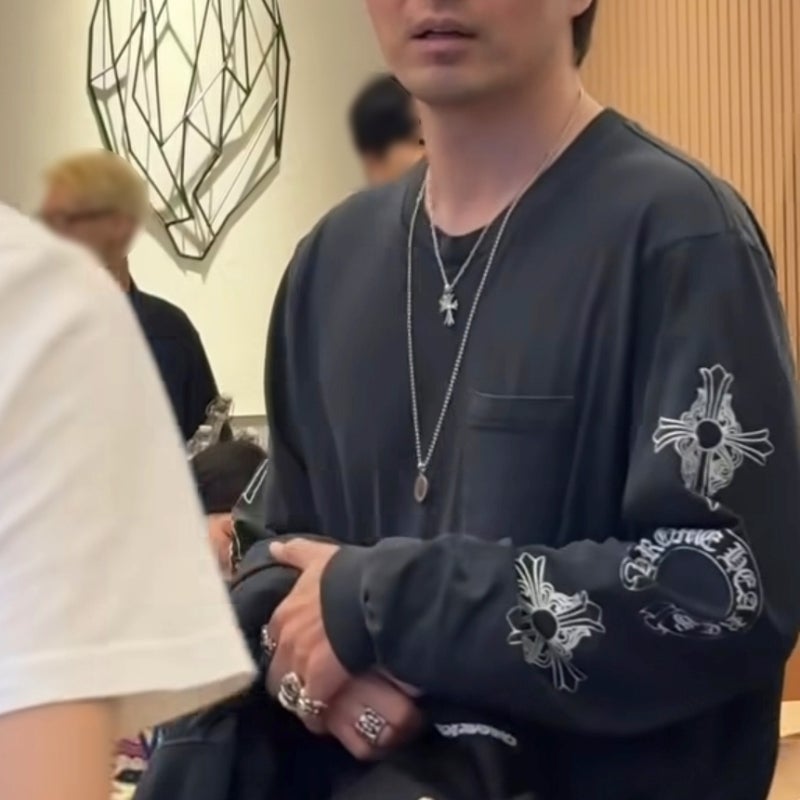 "잘생김 가득 묻히고 목격된..." 이진욱 크롬하츠 패션
