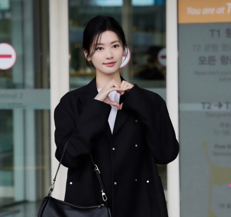 공항패션] 정소민 실물 미인 출국길! 롱샴 자켓 가방 부츠 정보