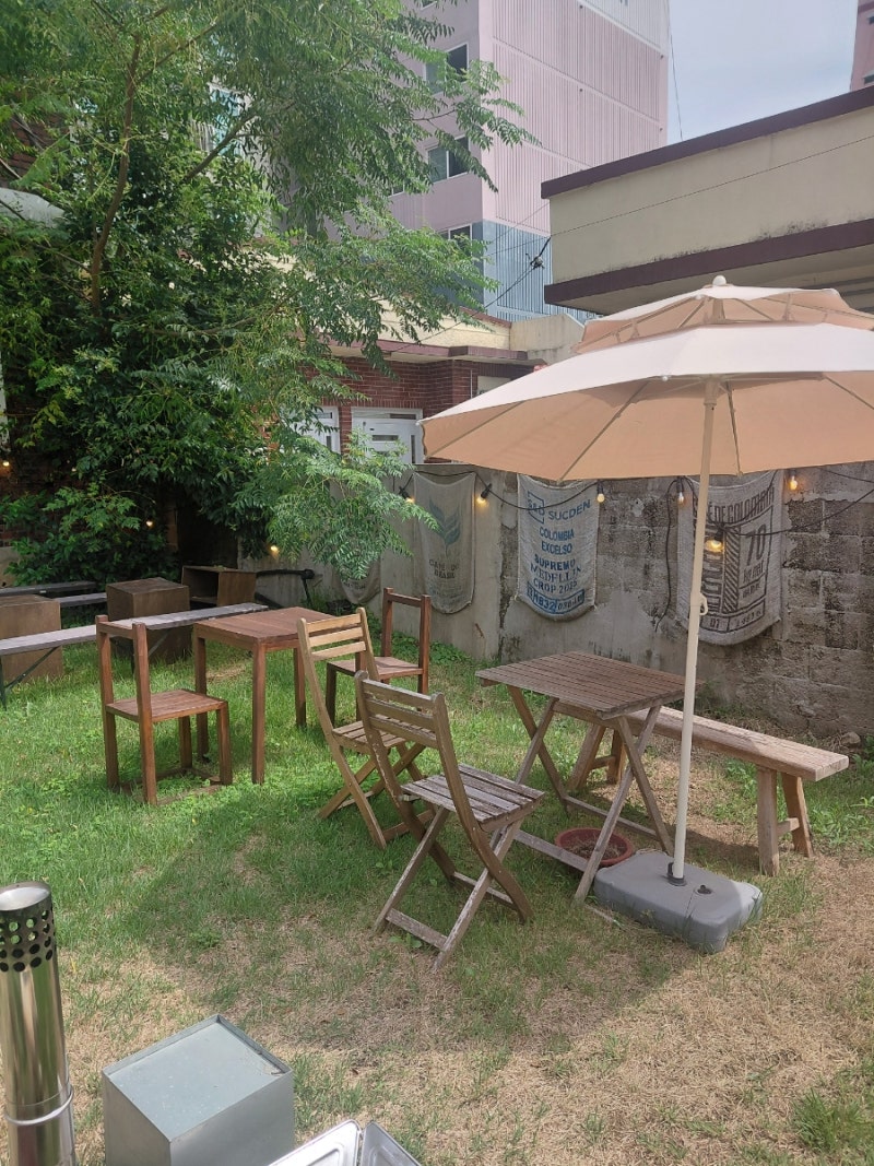 진해 애견동반 카페 추천｜잔디마당 있는 커피 맛집 마스(MAS)