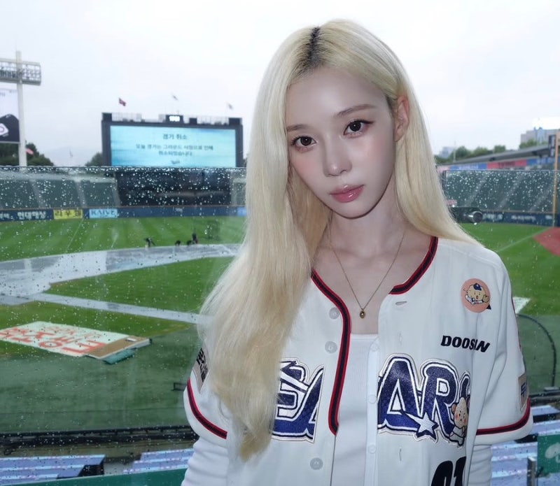 윈터 두산 시구 우천 취소..근데 목걸이 어디꺼지?