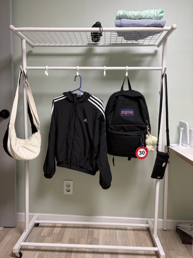 작은 아이 방 수납 고민 끝! 유니홈 행거 하나로 옷부터 가방까지 깔끔하게 정리해요