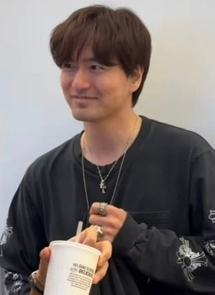 이진욱 크롬하츠 사복 화제, 천만원대 롱슬리브에 실버 액세서리까지