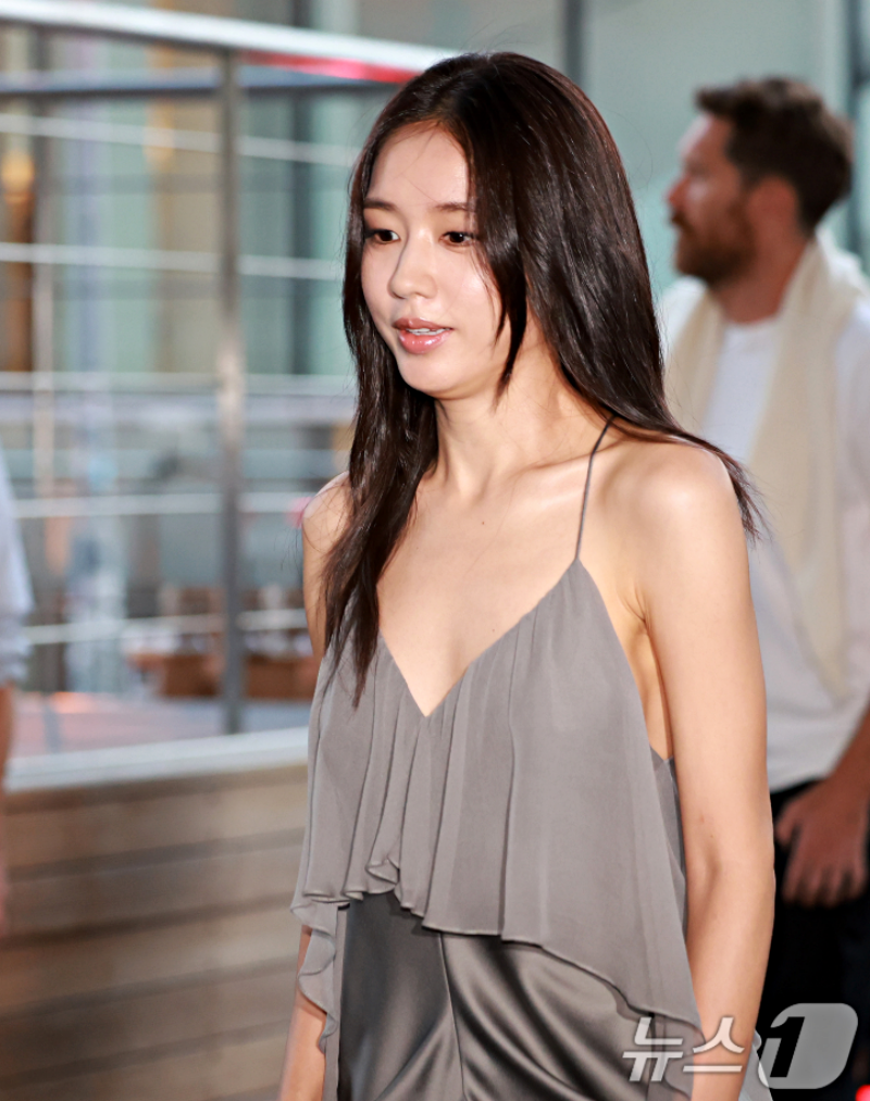 안은진 볼 때마다 다이어트 자극 제대로... 슬립 드레스 입으니 더 여리여리해졌네