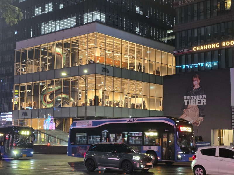 요즘 강남역 걸어보셨나요? 새로 생긴 매장들이 심상치 않습니다.