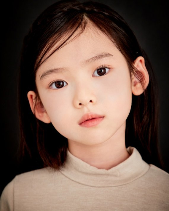 제니 신곡 뮤비 속 ‘어린 제니’ 누구? 알고 보니 이병헌·손예진 딸이었다