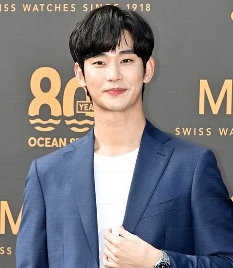 충격적 비주얼! 김수현, 1년 반 만에 모습 드러냈다…'40편 러브콜'에 한국 복귀 초읽기