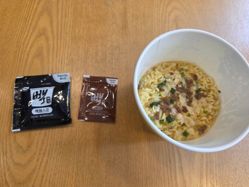 백짜장 컵라면 용기 후기
