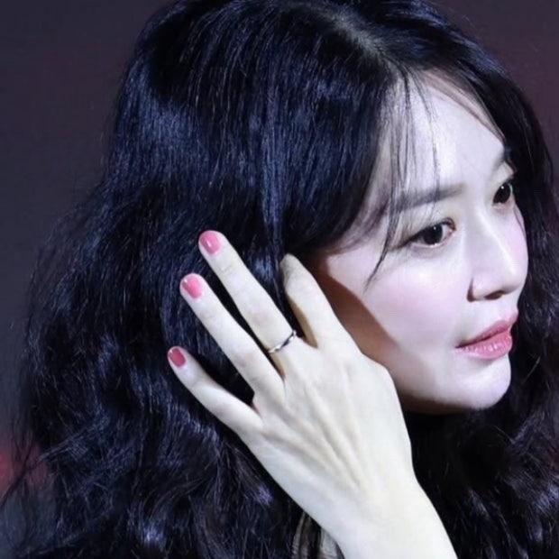 신민아 네일 모음 유행 안타는 원컬러 젤네일 추천