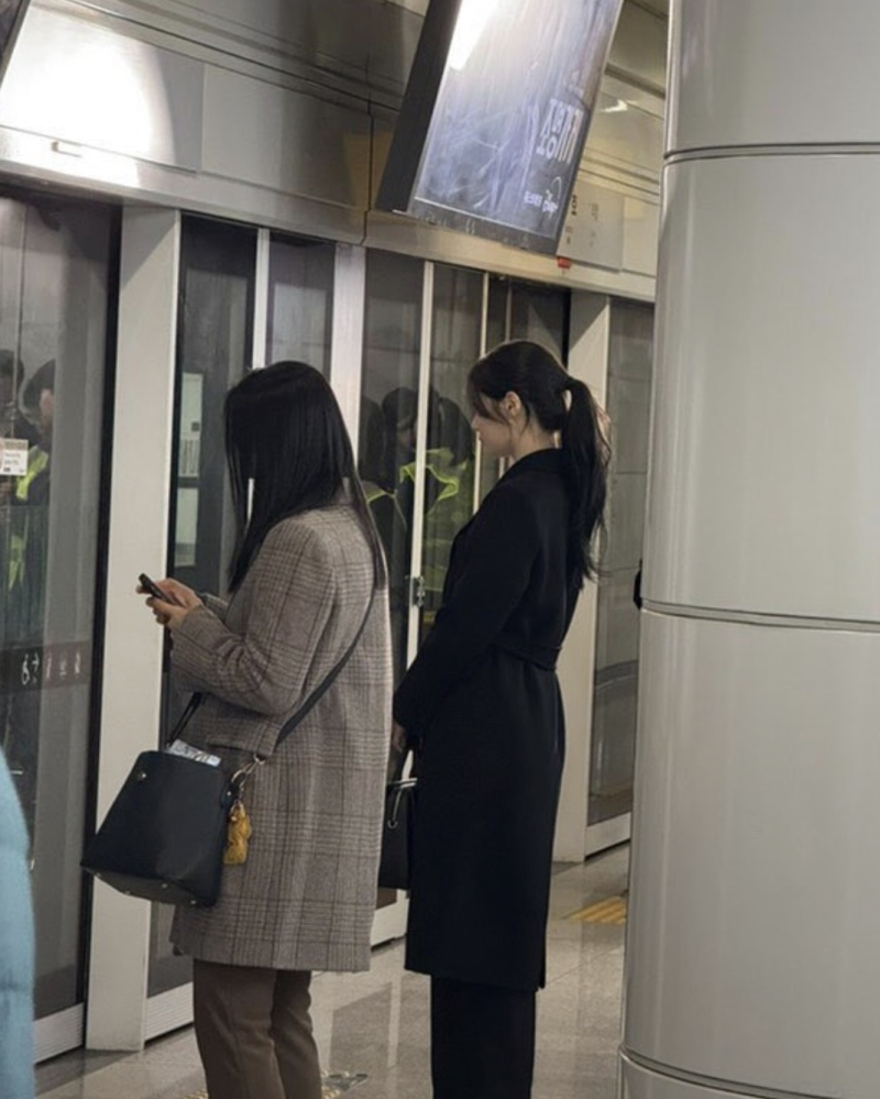 "그냥 서 있는데 혼자 다름.." 지하철에서 포착된 정채연 가을 코디