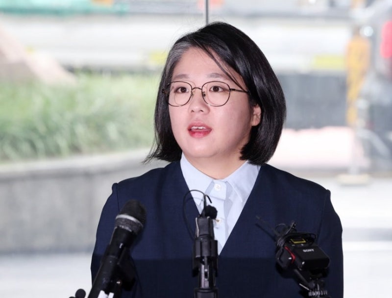 용혜인 국회의원직 사퇴 거부 논란: 배우자 당직 급여와 '가족정당' 비판