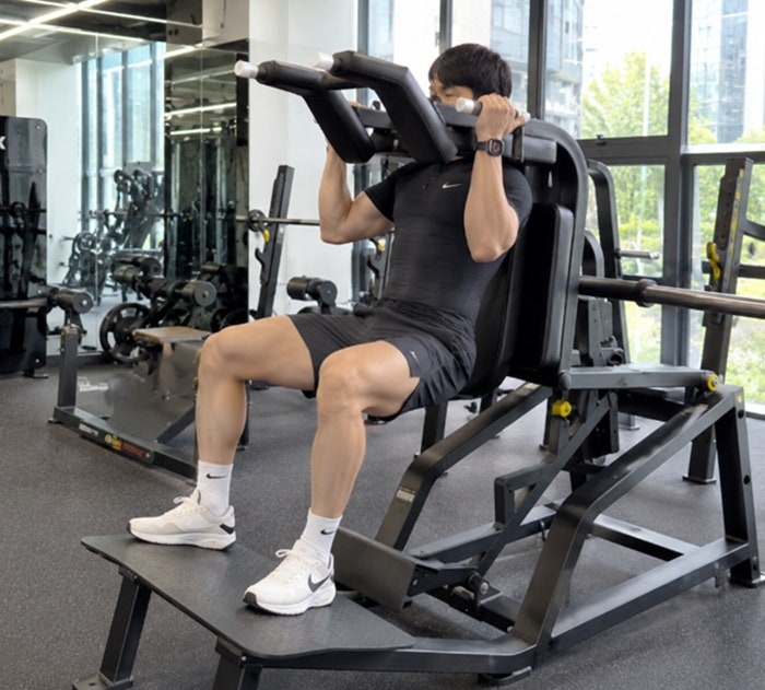 스쿼트 머신 종류 뭐가 다를까? 핵스쿼트 브이스쿼트 자세 효과