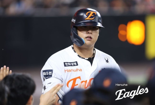100억 FA 강백호, 27홈런 쳤는데 수비는 0이닝…한화는 왜 타격만 맡길까?