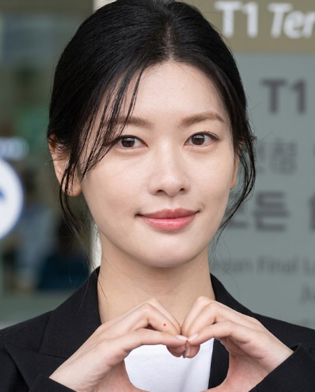 "반전 복근" 정소민 파리 출국길 연예인 공항패션 롱샴 숄더백으로 완성한 30대 데일리백 코....