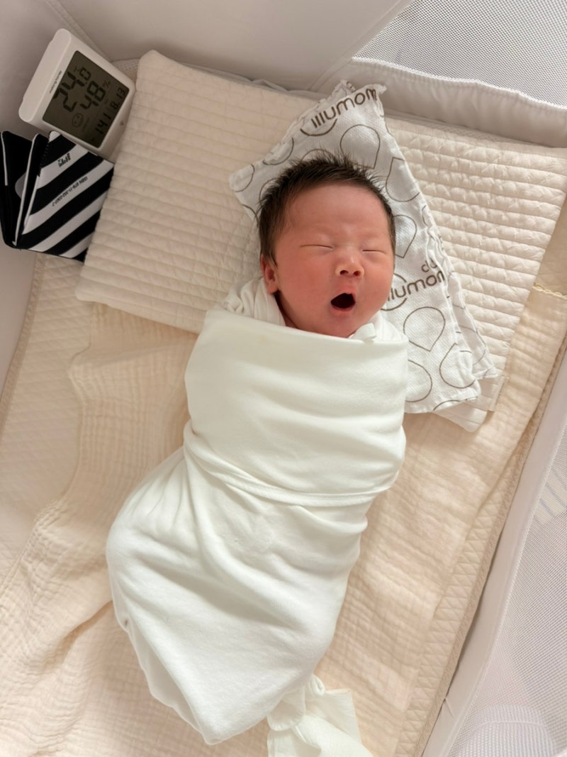 생후 1개월 여자아기 똥기저귀 가는 법｜여아는 앞에서 뒤로! 초보 엄마가 꼭 알아야 할 순서