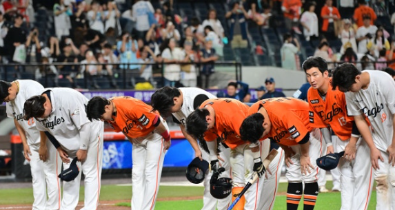 한화 이글스 7연패, 가을야구보다 더 무서운 건 따로 있다…김경문 감독의 ‘미래 투자’가 ....