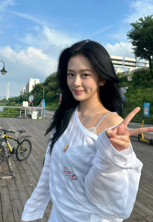 6만6000원 안녕즈 전시 예매 1위 안유진 프로필 학력 고향 재산 나이 가족 배우자 작품활동 사....