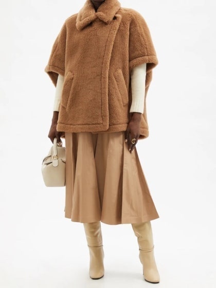 마감) 시즌전 핫한 할인가로 막스마라(Max Mara)의 테디 패브릭 케이프를 카멜 컬러를 시즌전 ....