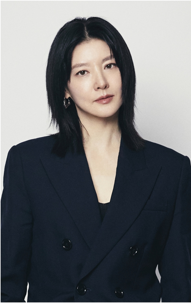 54세 이영애, 화장 지우고 나타난 자리에서 2030 여심 다 훔쳤다