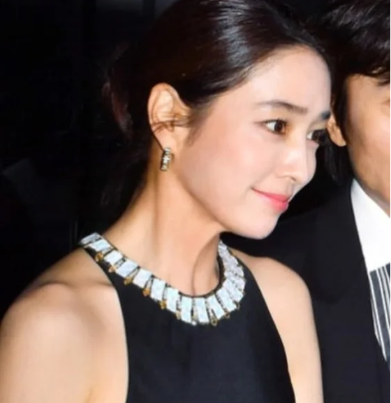 이민정, 드레스 끈 노출 사태…♥이병헌 얼굴도 잘랐다 [스타이슈]