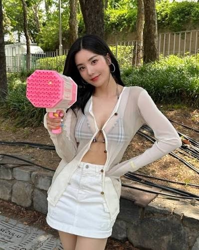 ‘워터밤 여신’으로 끝날 줄 알았던 권은비, 그녀가 다시 노래를 꺼내 든 이유