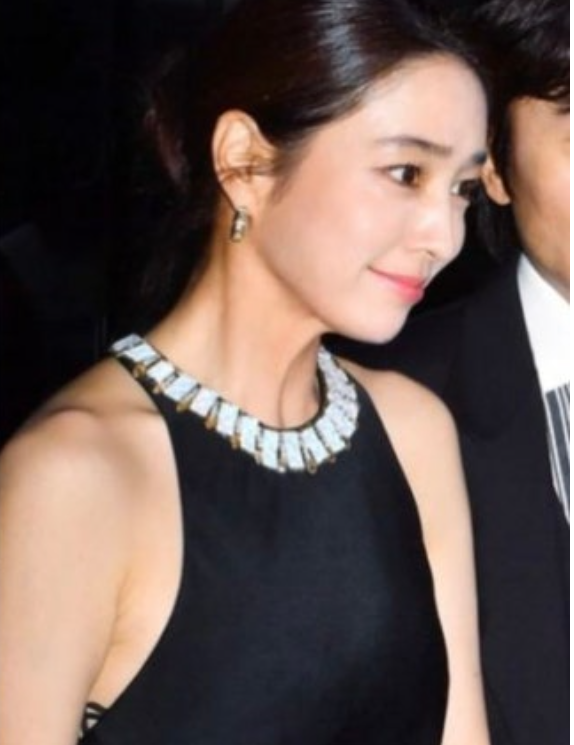 Lee Min-jung's Mysterious 'Loss' in Lee Byung-hun Photo: "Cropped Because the Person Next to Me Had an Ambiguous Expression" - Her SNS Comment