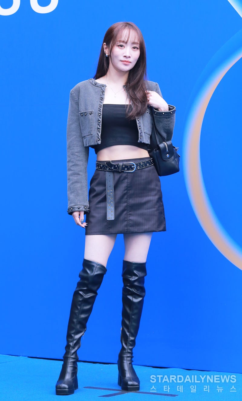 데뷔 19년차 맞아?.. 카라 니콜이 서울패션위크에 입고 온 옷