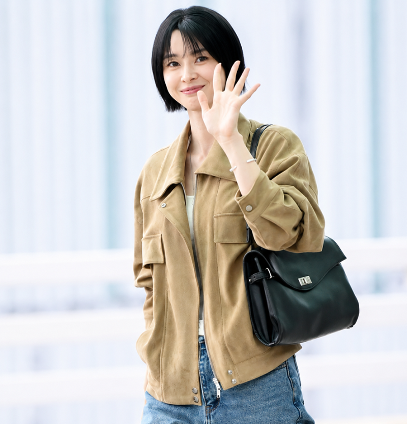 비싼 명품인 줄 알았는데...권나라 공항패션 속 30만 원대 숄더백
