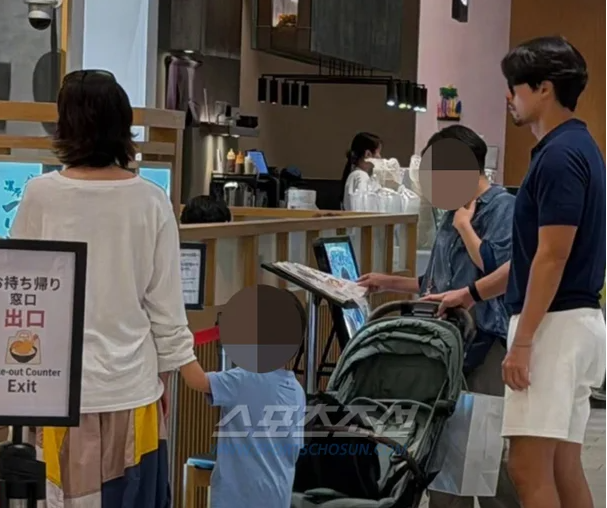 Hand Tucked into Mom's Sleeve... Hyun Bin ♥ Son Ye-jin Spotted on Family Trip to Tokyo, Japan with Son